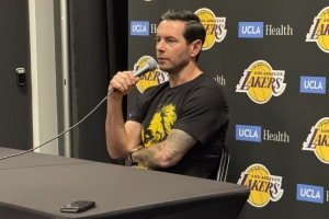 雷迪克穿艾顿定制球衣出席新闻发布会：我们希望他能成为雄狮！