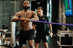 美记：詹姆斯私人训练师与密友配合调查 二人均因老詹受雇于湖人