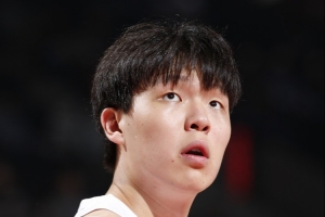 解说：教练组要给机会杨瀚森 证明他这个首轮秀球员是能用的