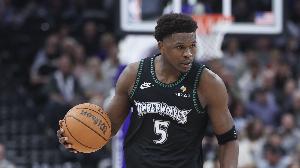 爱德华兹顶着狄龙标志性回拉三分再进 森林狼16-4追到差1分！