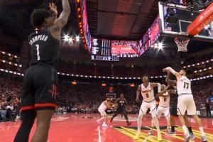 亏到姥姥家！火箭剩0.2秒进攻时间 掘金发球前犯规&送火箭1+1