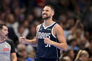 极限操作！克莱1秒接边线球底角漂移 三分出手球进灯亮完成压哨