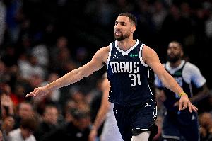 轮到我了！克莱外线也连续命中两记三分球