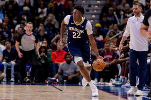 奎因垃圾时间抢断引对手不满！克雷伊奇指着表骂他：你抢XX！