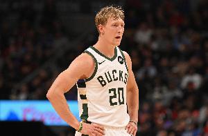 外线挺准！AJ·格林5记三分拿下15分2板2助