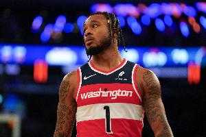 用力过猛！惠特摩尔反击脱手失误 随即被换下场