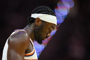 亏！马威空接扣篮被打到头但裁判无视 回头狄龙被吹技犯送马刺1分