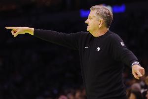 芬奇客场发布会无人提问！队记：越来越多本地媒体不随队去客场了