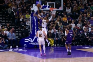 天赋溢出！爵士5号秀贝利反击 单臂空接滑翔暴扣！