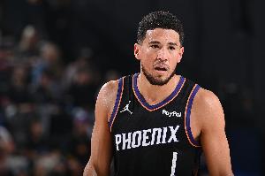 有点惨！布克强攻不中球砸自己出界 太阳挑战还失败了