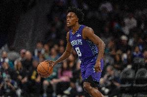 冲击内线！塞克斯顿半场8中4拿到12分 罚球5中4