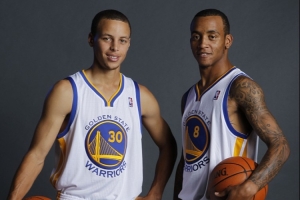 阿里纳斯：勇士本要交易库里去雄鹿 因其脚踝伤势雄鹿选了埃利斯