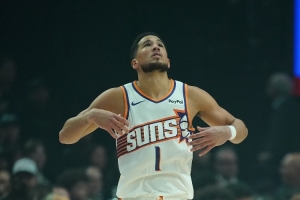 得分全在首节！布克半场7中3拿到9分3助有3失误 正负值-5