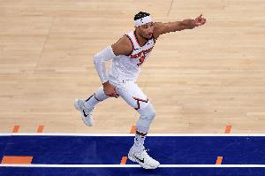 只退不防！篮网命中三分仍被哈特追身打成2+1 篮网喊停