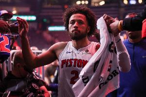 大心脏！康宁汉姆关键抛投杀死比赛 全场拿下24分11篮板6助攻！