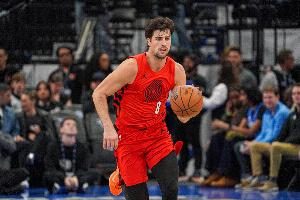 投得很准！阿夫迪亚半场8中5&4记三分拿到15分3板2助1帽 次节11分