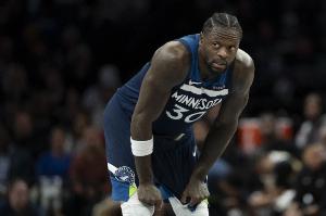 表现不太行！兰德尔13中5拿15分10板3助 下半场6中1&加时0分2失误