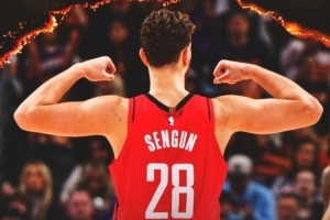 轻松砍下18+5+5！火箭发布赢球海报：申京秀肌肉瞬间成为封面