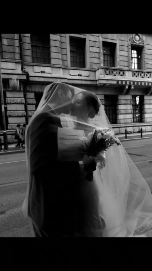 甜度超标高准翼妻子社媒晒婚纱照拍摄花絮，两人街头拥吻