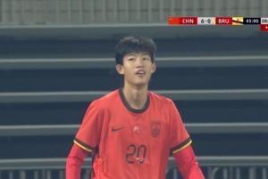 赵松源补时连入两球，上半场就完成帽子戏法，国少6-0领先文莱