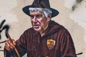 意甲积分榜领跑，罗马主帅加斯佩里尼在壁画中被画成巫师