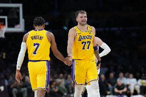 获胜了真开心！文森特转发湖人赢球海报+东契奇个人数据海报