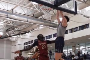 潜力无限！郇斯楠高四季前赛开发持球机动锋线打法拿下26分4助