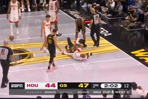 理查德上篮被阿门恶犯倒地压到奥科吉膝盖 后者有点痛苦&但无碍