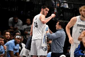 灰熊全场赢5分 但埃迪正负值高达+39 而兰代尔正负值-34