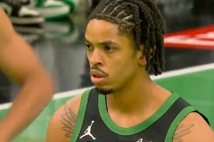 替补发力！米诺特接球不犹豫 顶着杜伦扔进3+1反超比分！