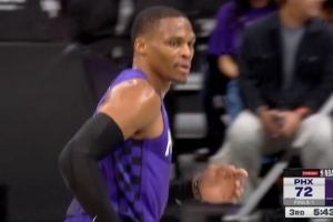 强行拔了！威少急停僵尸跳投打板杀下两分