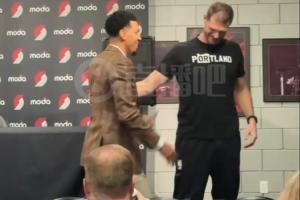 小吧直击开拓者赛前发布会 斯普利特与丹尼·格林老友相见抱一抱~