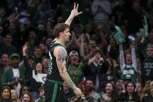 真不容易！谢尔曼最后时刻接锅 拆炸弹横移压哨三分止血！