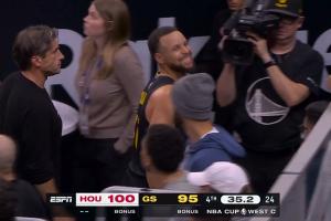 什么情况！比赛还剩最后35秒！库里一瘸一拐微笑着提前离场！