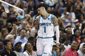 状态全无！三球14中4&三分7中2拿到11分6板4助 出现4失误5犯规