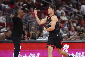 火箭本季三分命中率42%&历史第二高 罚球命中率79.3%&较上季+5.9%