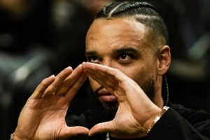 赛季场均22分1.9抢断！狄龙罕见晒照：看看我的本色