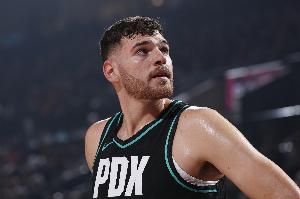 吃完时间！克林根上半场14分钟拿到3分6板 罗威10分钟6分3板2帽