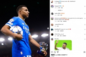 独中四元！姆巴佩社媒晒拿走用球+最佳奖杯照片：永远团结一致！