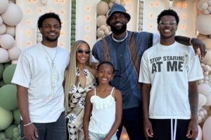 幸福一家人！布莱斯晒出詹姆斯全家福：感恩