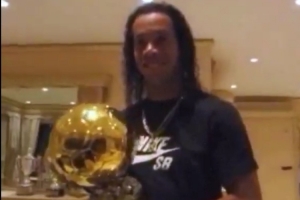 荣耀时刻！加冕金球奖20周年，罗纳尔迪尼奥社媒晒视频回归