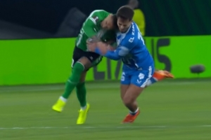 邮报：安东尼拼抢中头顶对方球员，他逃过了处罚