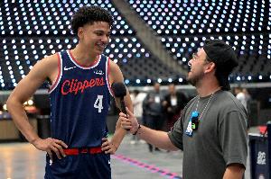 终于得分！桑德斯底角接球命中三分打破僵局