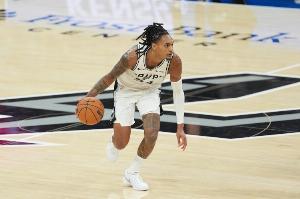 哇塞，真准！瓦塞尔追身三分再进 马刺打出8-0再次反超！