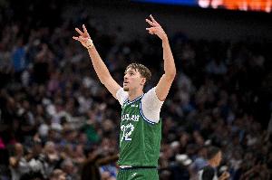 助攻上双了！弗拉格送击地妙传 浓眉接球转身抛投打中