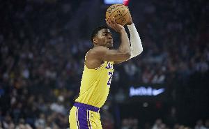 关键时刻不手软！八村塁底角三分命中 湖人领先7分打停独行侠