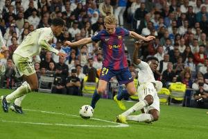 RAC1：德容因家庭原因缺席巴萨今天对阵阿拉维斯的比赛