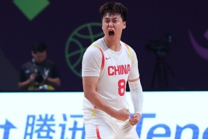 媒体人：中国男篮现有后卫中无人能填补赵睿缺阵留下的空档