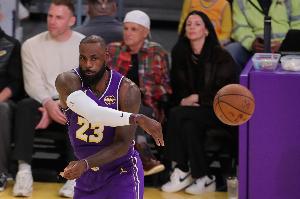 老詹复出后深度无球化转型效果远超想象 常青树被低估的适应能力