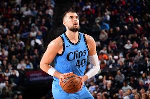 效率不算高！祖巴茨半场6中2拿到5分9板3助1帽